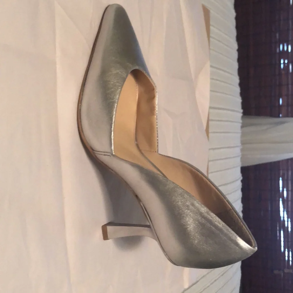 NWB Vince Camuto, Karala Silver pointed toe and tapered heel pumps, Size 7.5
